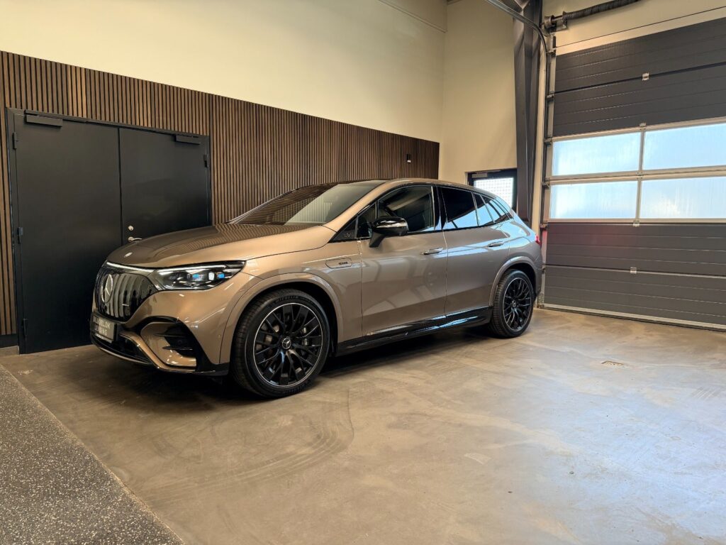Mercedes EQE43 SUV